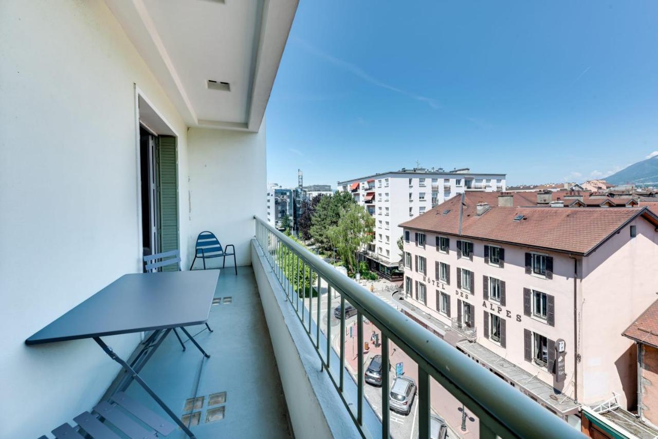 Apartment Allure - 2 Bedroom With Balcony In The Centre Of